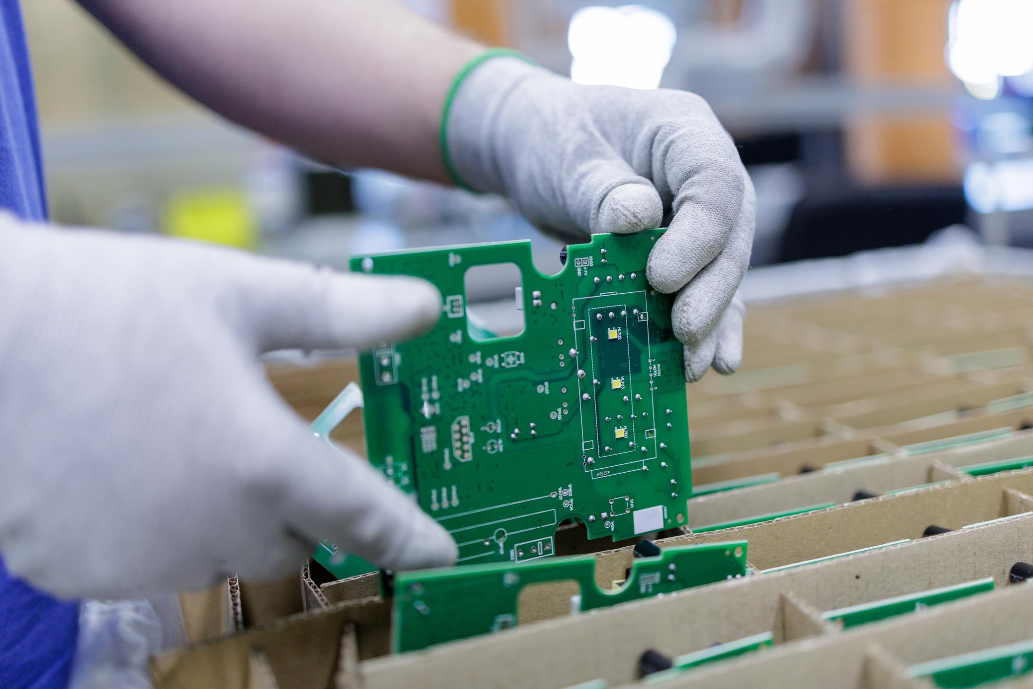 Through-Hole vs. SMT Assembly: Which Is Right for Your PCB? | SVTronics